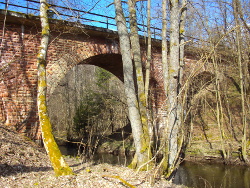 Eisenbahnbruecke Radweg Richtung Schillingen